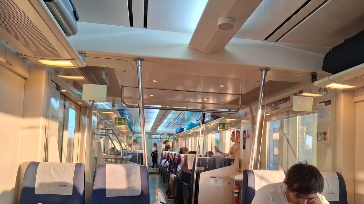 El tren que venía de Lérida que ha estado parado más de una hoara a la entrada de Zaragoza.