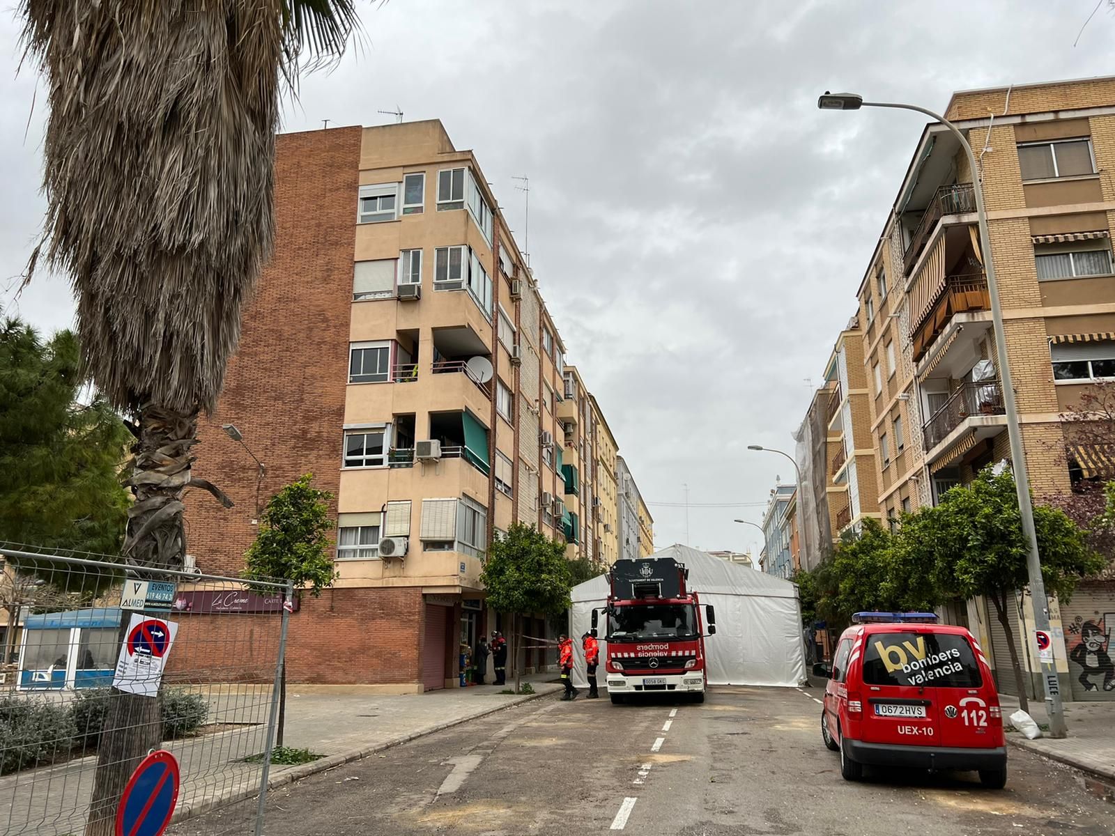 Los cascotes de un edificio caen sobre la carpa de una falla en campanar