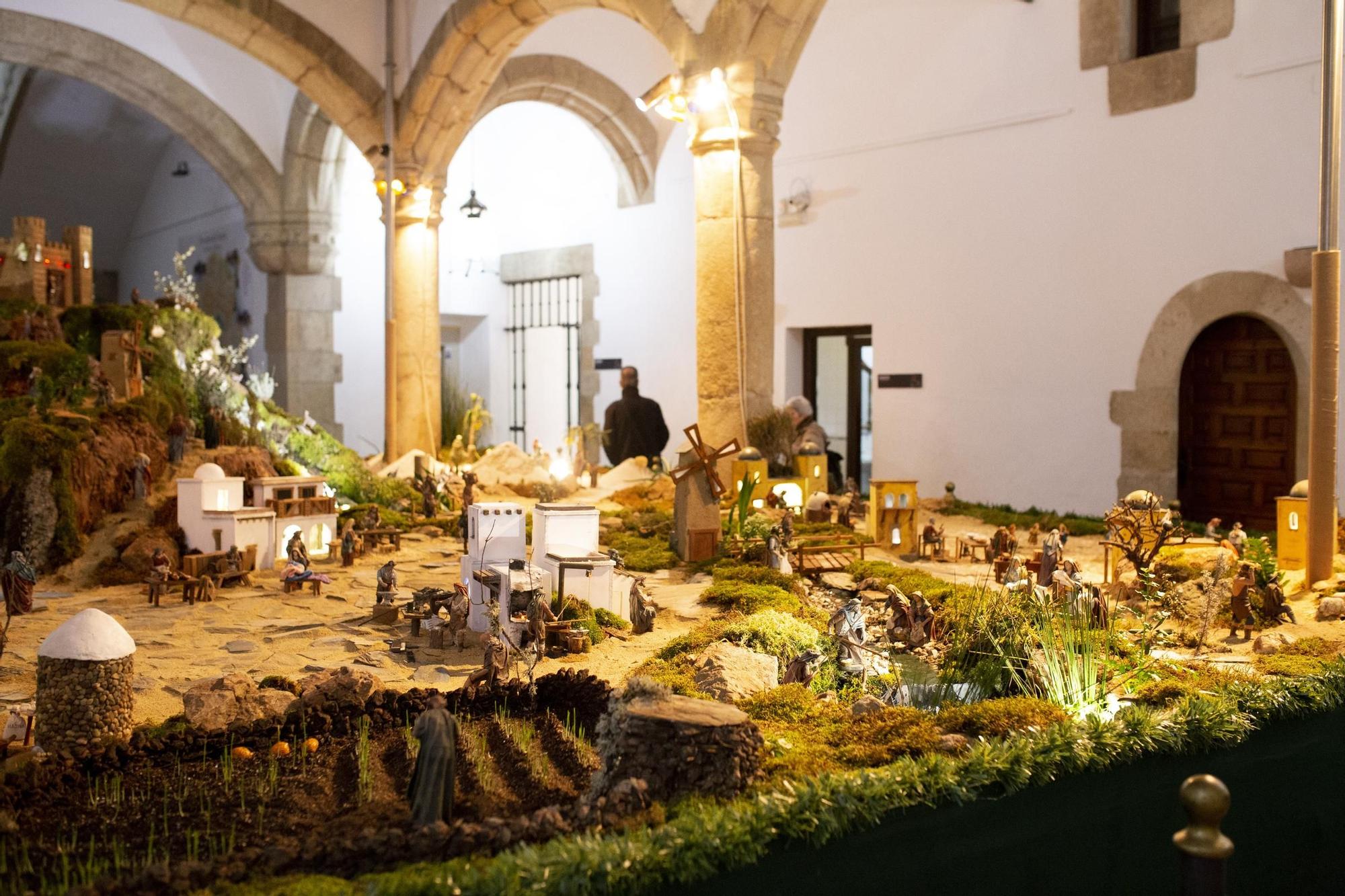 Galería | Más de 300 figuras, incluida una Carantoña, componen el belén de la Diputación de Cáceres