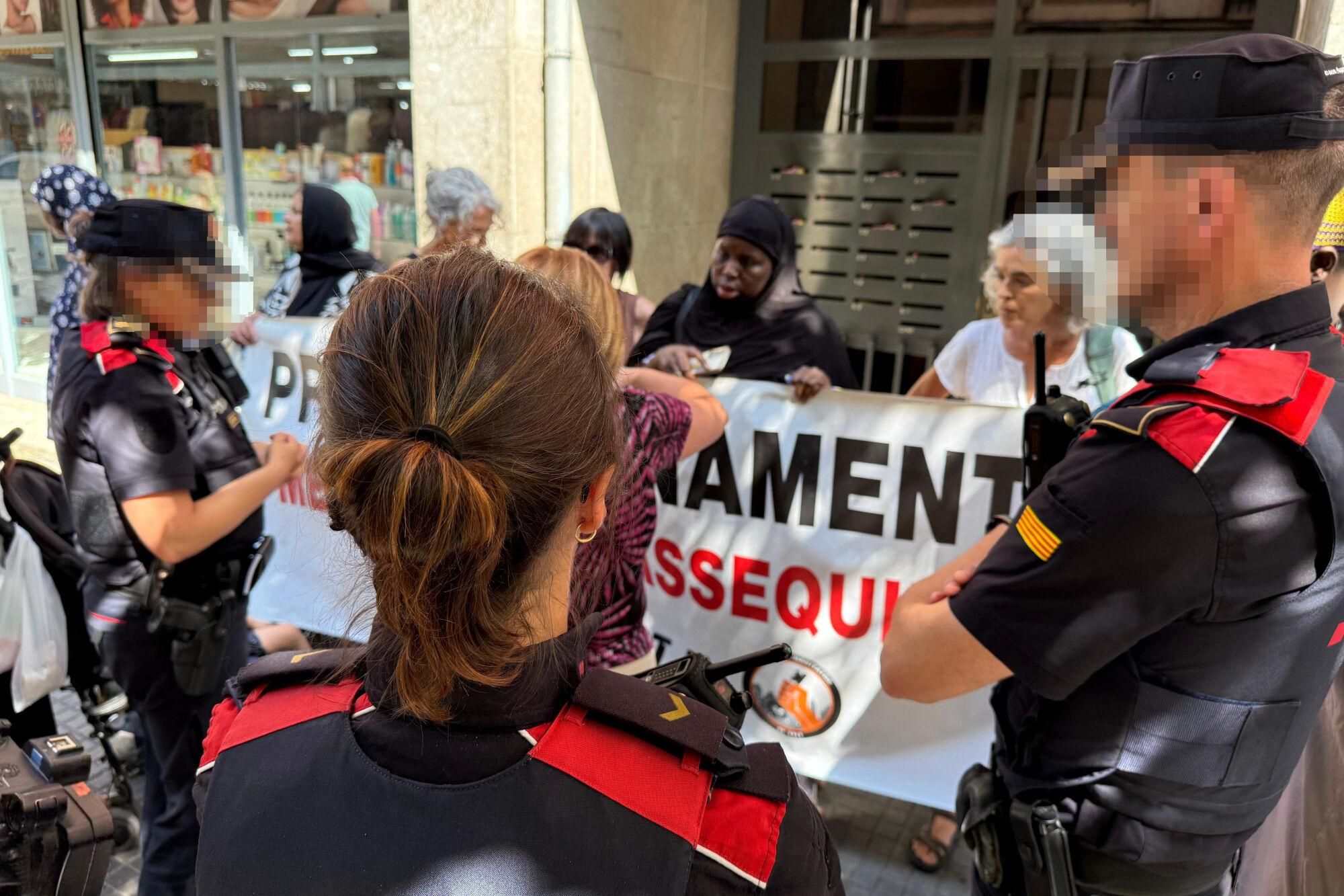 Mossos de Seguretat Ciutadana durant el desnonament