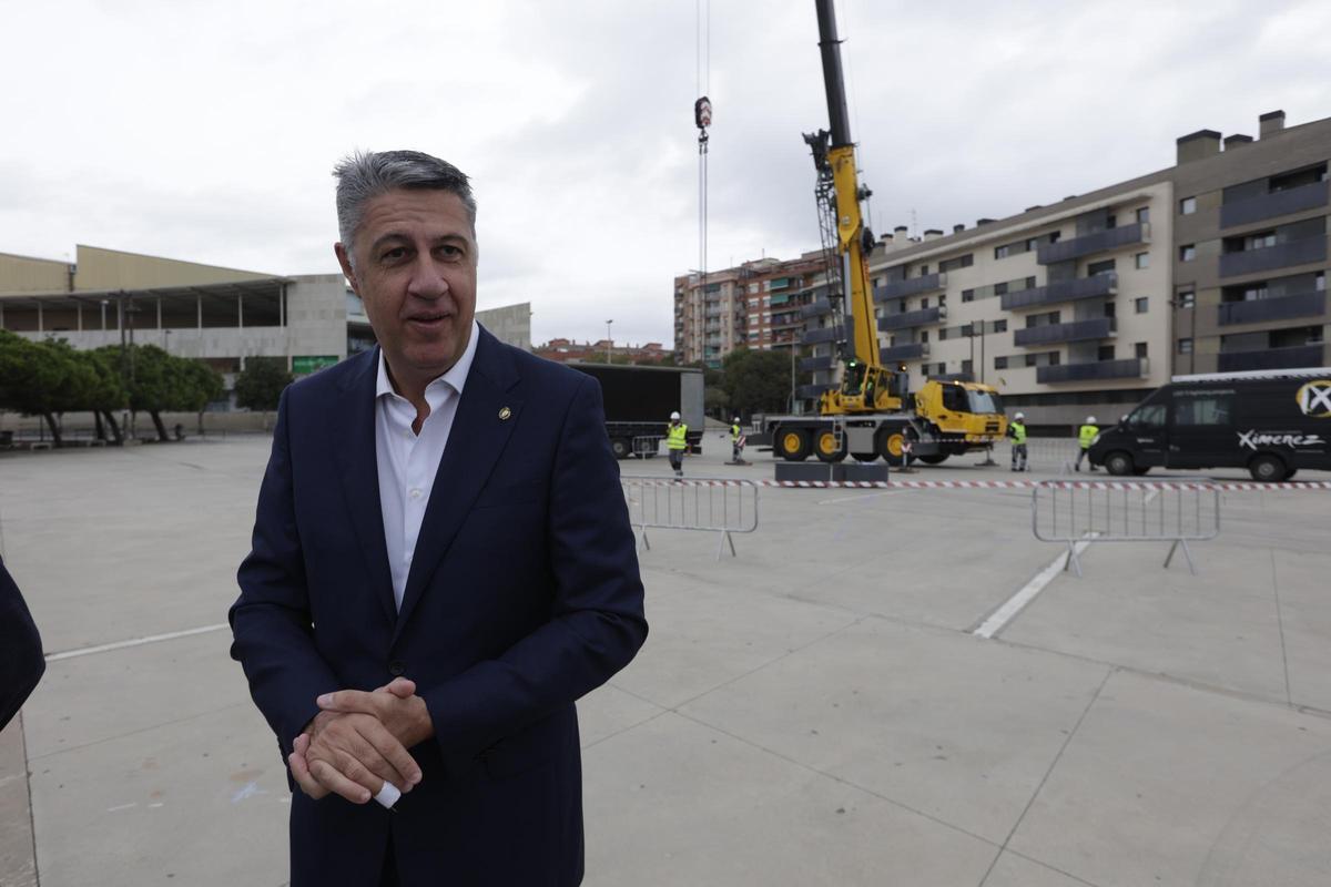 Badalona empieza a instalar su árbol de Navidad gigante