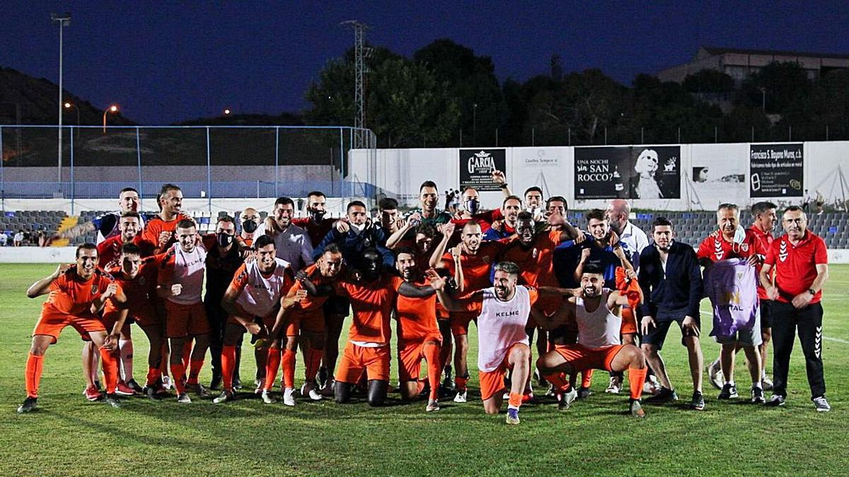 Los jugadores y cuerpo técnico del Torrellano celebran el ascenso después del partido.  |
