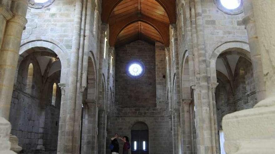 Turistas en el interior del monasterio de Carboeiro. // Bernabé/Javier Lalín