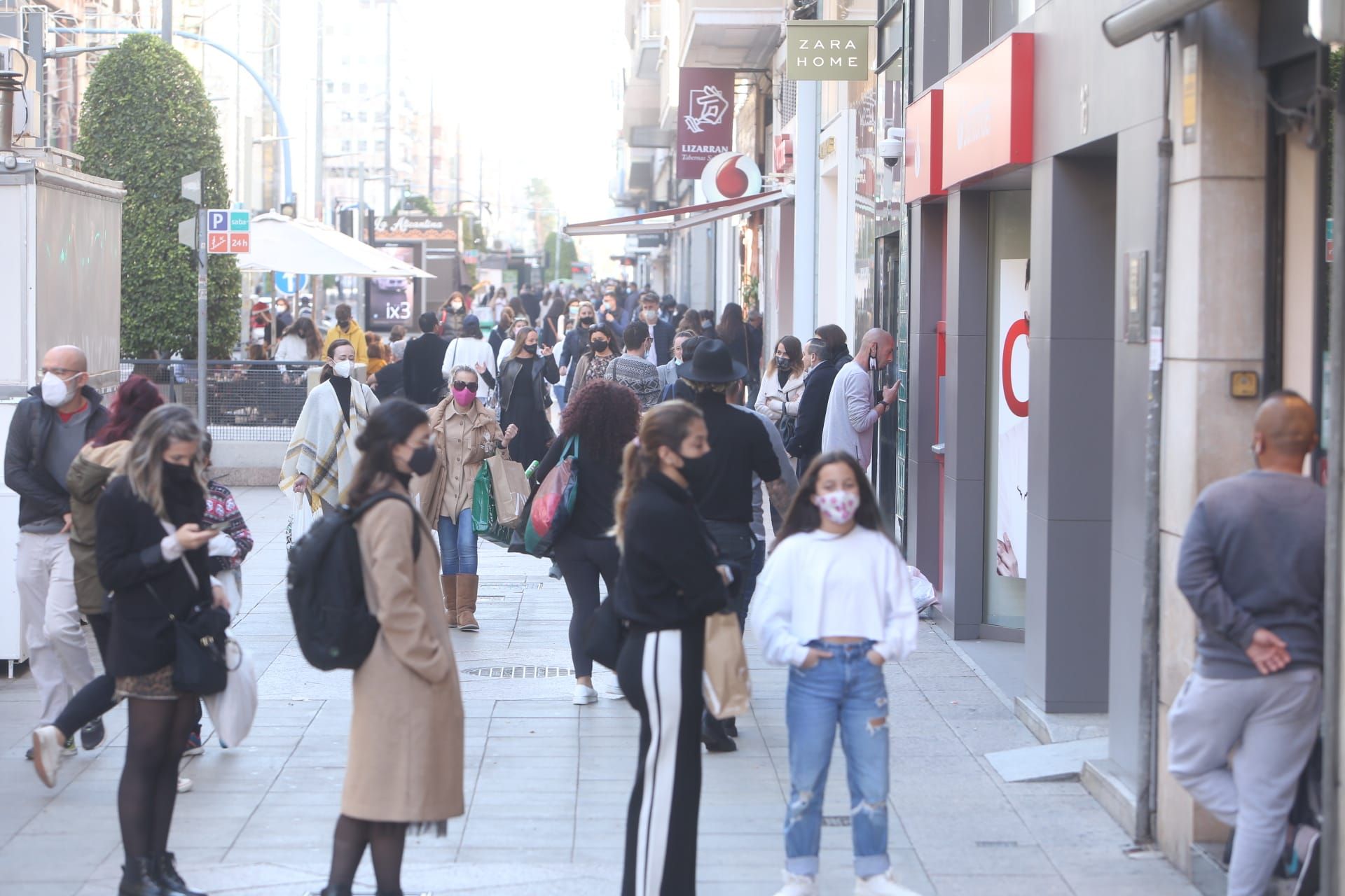 "Mañaneo" en el centro de Alicante ante el toque de queda en Nochebuena