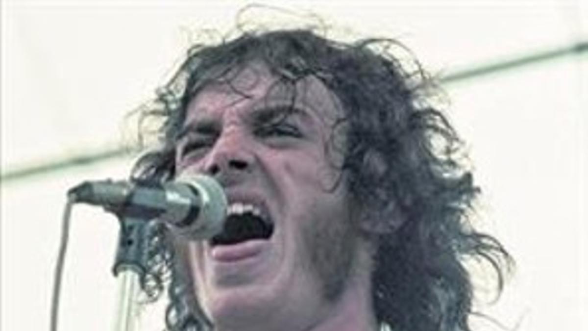 A la izquierda, Joe Cocker, en Woodstock, en 1969. Arrba, en un concierto en Zürich en el 2005. Abajo, en Barcelona, en el 2007.