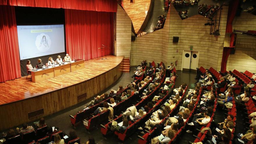 Asistentes, ayer, al Encuentro de Enfermería en Avilés; en la mesa, por la izquierda, Lorena Busto, Aranzazu Muñoz, Rocío Allende, Mariví Monteserín y Miguel Rodríguez. | MARIO CANTELI