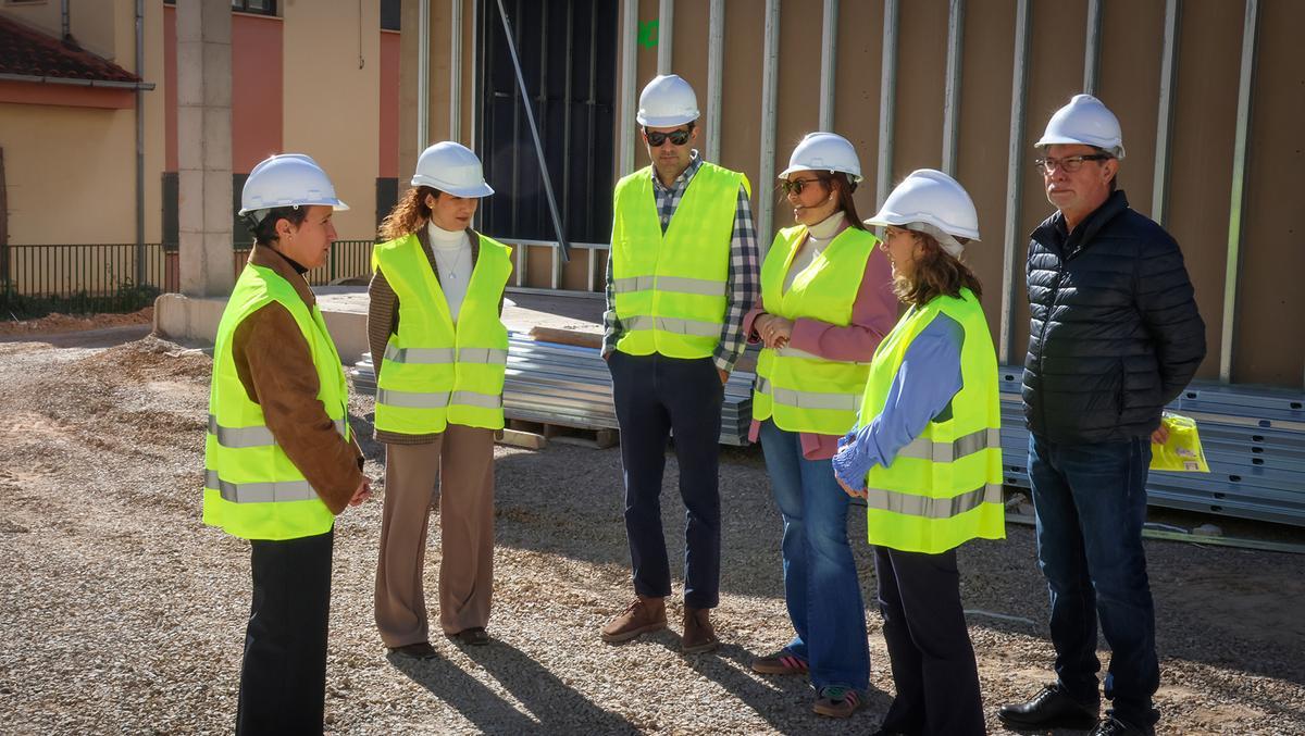 La alcaldesa, en la visita a las obras de la nueva escuela infantill de Onda.