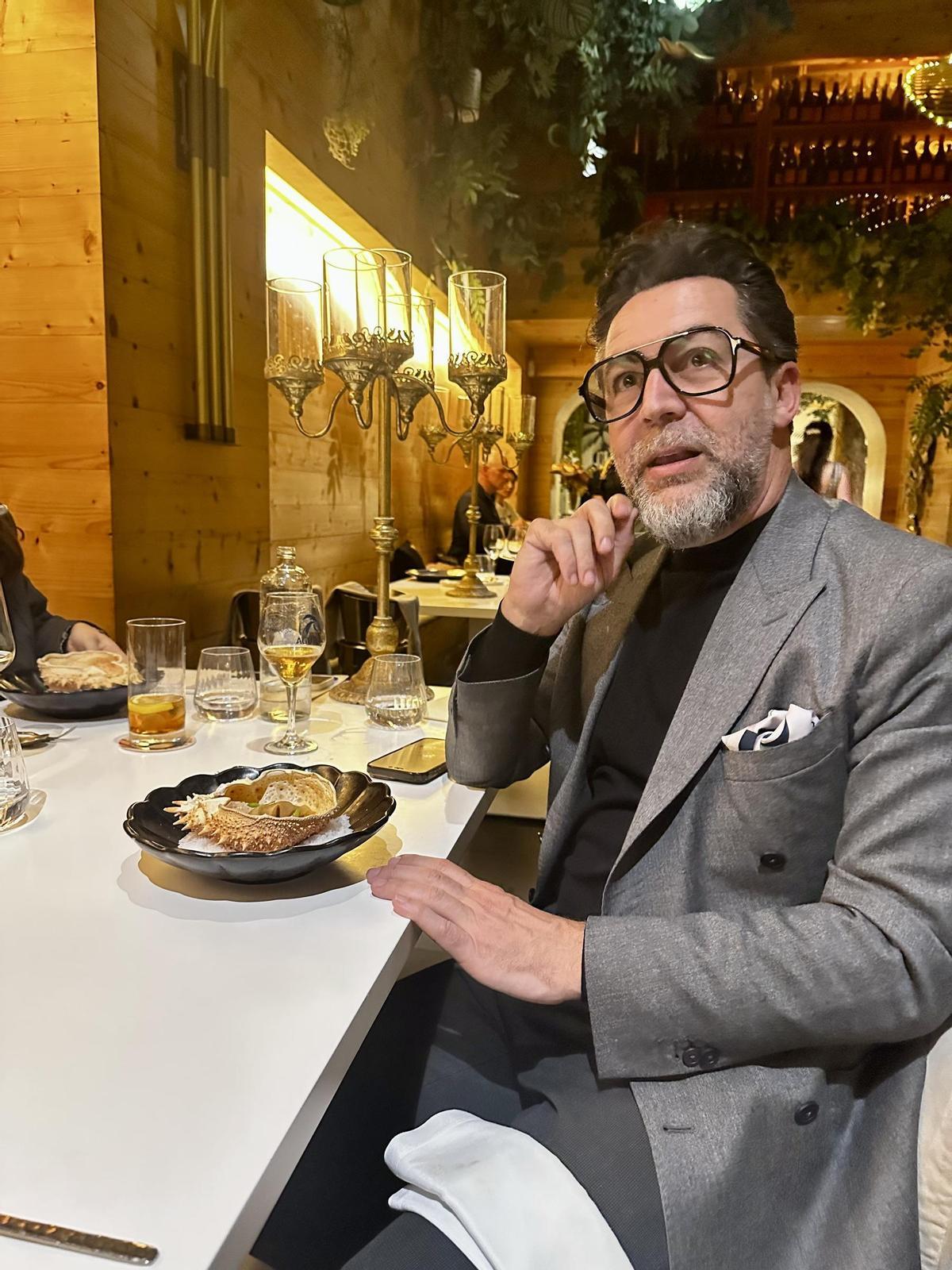 Dacosta, durante la cena, en 'Vuelve Carolina'