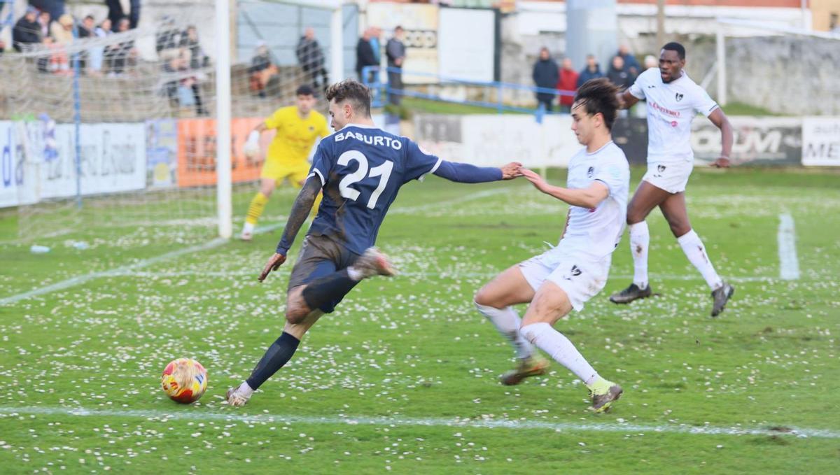 Basurto se dispone a centrar ante la presión de Palomeque, ayer, en el Marino-Lealtad disputado en Miramar.  | MARIO CANTELI