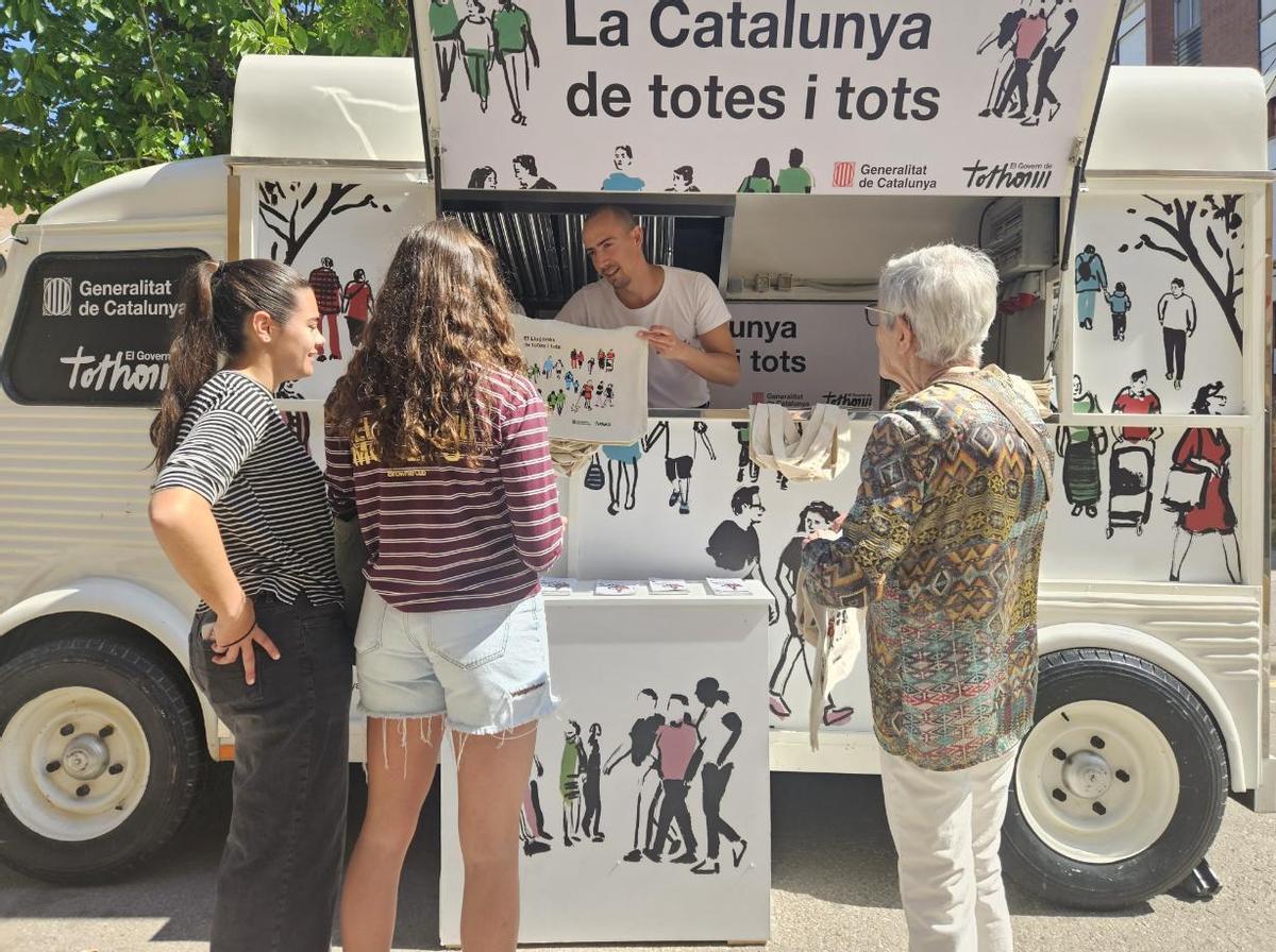 Prats de Lluçanès acull una nova parada del vehicle informatiu del 'Pla del Govern al territori'