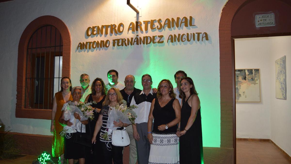 Autoridades, familiares de Antonio Fernández y representante de la expedición.