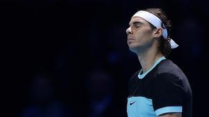 Nadal es lamenta d’un punt perdut davant Djokovic, a Londres.