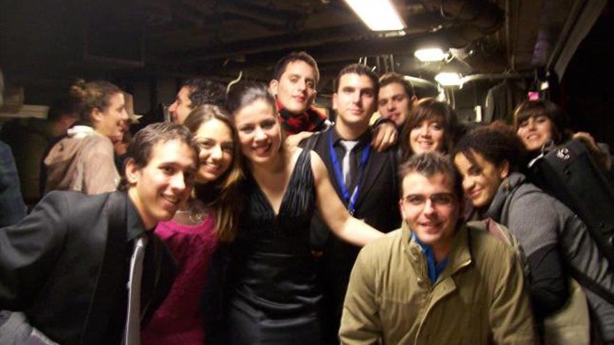 La directora de la Orquesta, Virginia Martínez (c), feliz junto a algunos de los jóvenes músicos tras el concierto