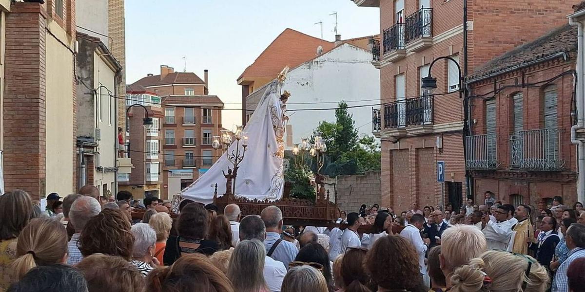 Decenas de benaventanos arropan a la Virgen del Carmen