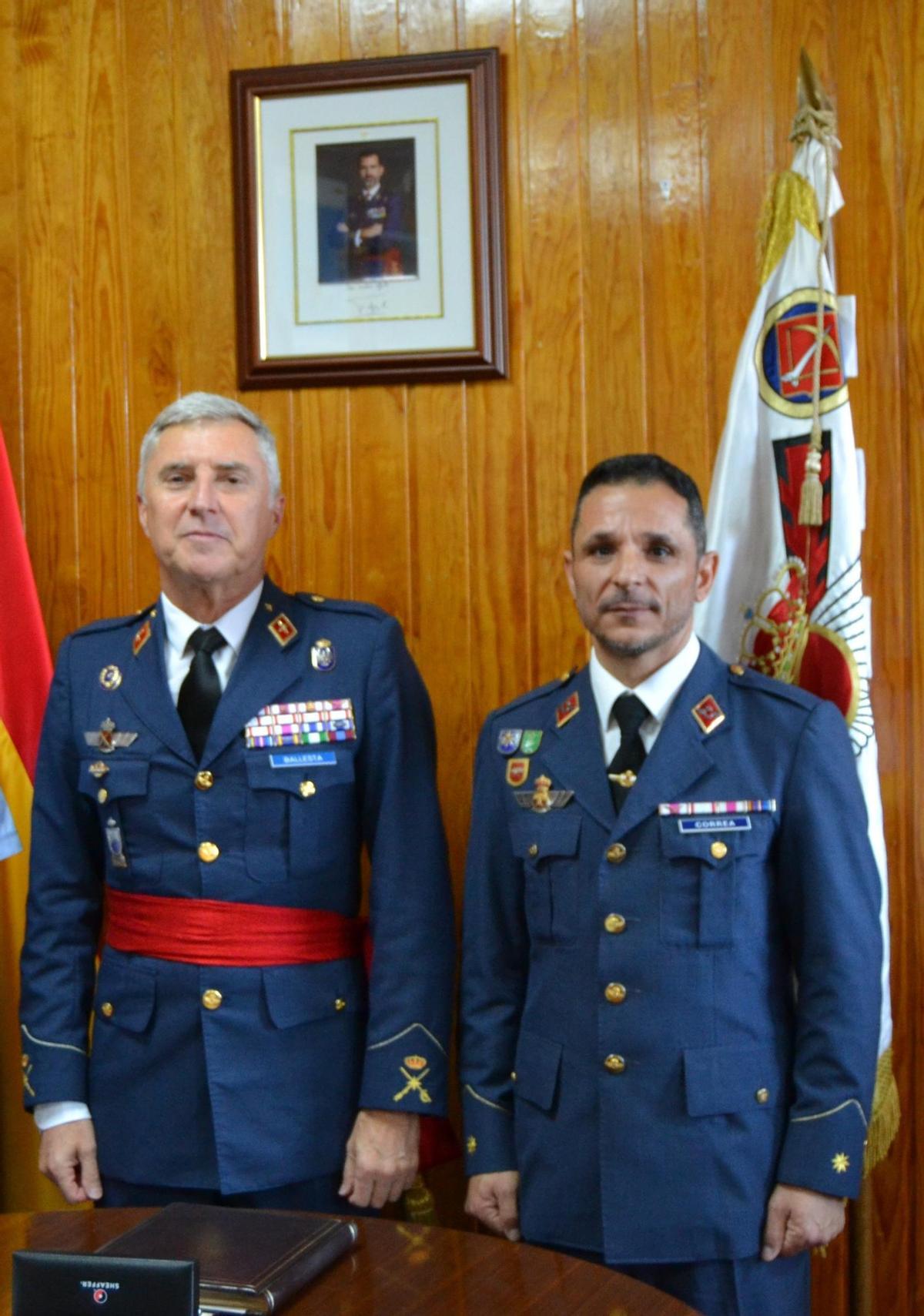 De izquierda a derecha, el general de brigada Juan Antonio Ballesta y el comandante Francisco Manuel García