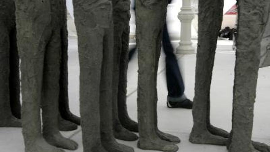 Detalle de una de las obras incluidas en la exposición &quot;La corte del rey Arturo&quot;, concebida especialmente para el Palacio de Cristal del Parque de El Retiro de Madrid por la artista polaca Magdalena Abakanowicz que, bajo una gran carpa, muestra objetos imaginados por ella conformados por grandes figuras de acero inoxidable y hormigón.