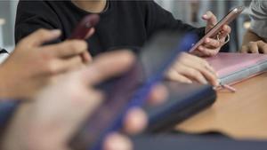 Catalunya prohibirà els mòbils també a l'ESO i retirarà tablets i pissarres digitals a Infantil