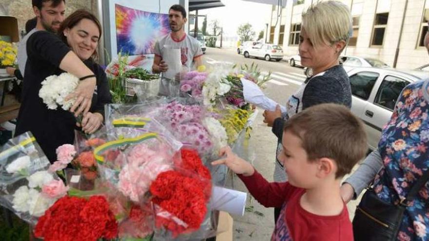 Compra de flores a las puertas del cementerio de San Amaro. // Gustavo Santos