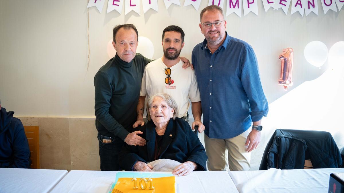 El emotivo 101 cumpleaños de Teresa Rodríguez en una residencia emeritense.