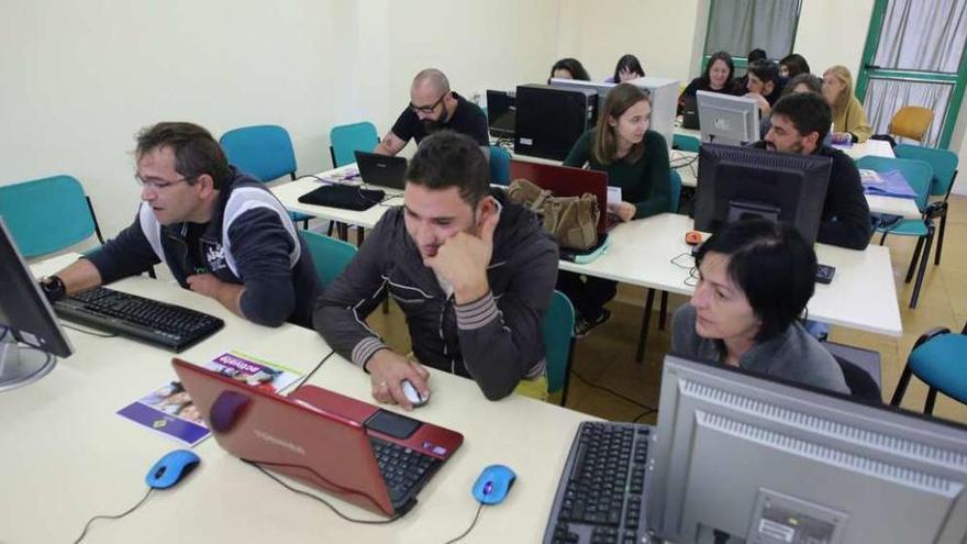 Comienza el curso de elaboración de páginas web  |  Desde ayer y hasta el 28 de este mes, en horario de tarde la Casa de Cultura de Silleda acoge un curso de elaboración de páginas web, al que acude una veintena de vecinos. Esta formación depende del programa Actívate 2015, que promueve la Diputación. Silleda apuesta así por la enseñanza de las nuevas tecnologías, que son una de las principales salidas laborales y que se consideran útiles para sectores como el comercio y para los emprendedores.