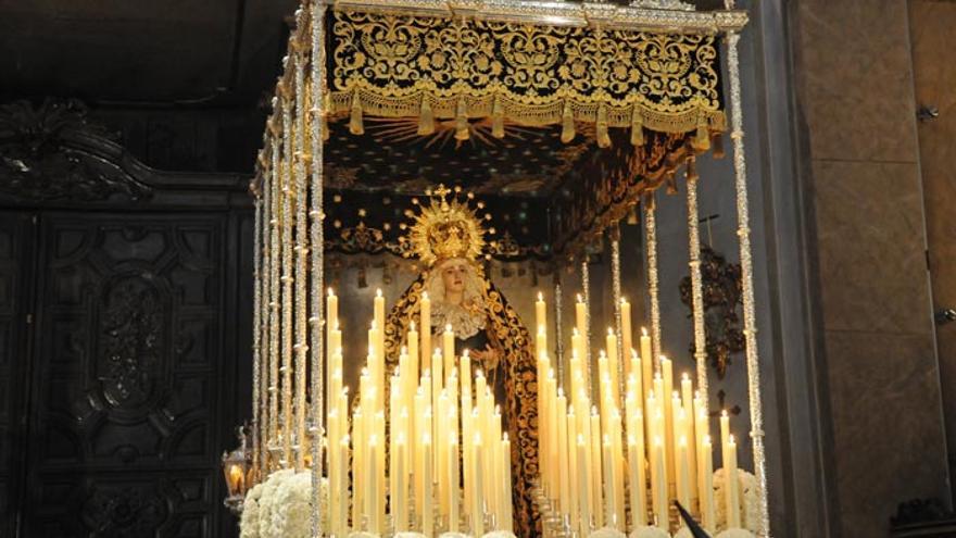 Imagen de la virgen 'María Santísima Inmaculada, Madre de la Iglesia' durante una procesión de Semana Santa en Madrid