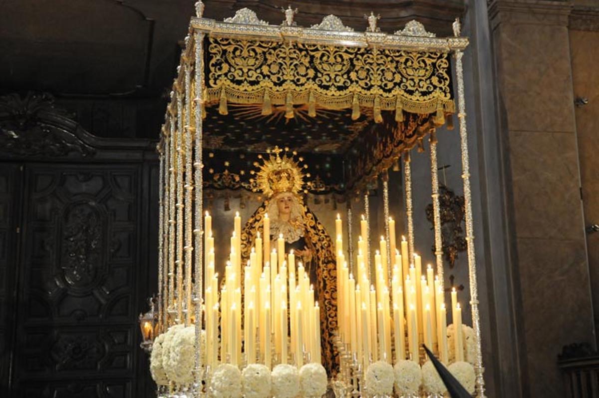Imagen de la virgen 'María Santísima Inmaculada, Madre de la Iglesia' durante una procesión de Semana Santa en Madrid