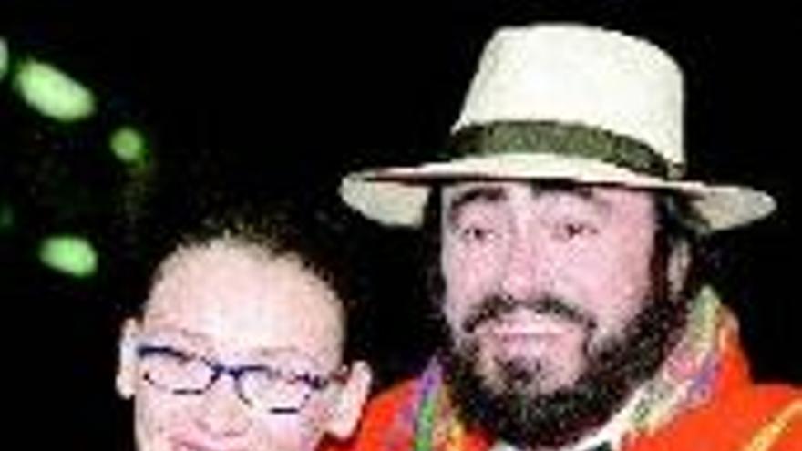 El tenor Pavarotti y su compañera Nicoletta tienen una niña