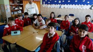 Alfonso Ramos, de blanco, con algunos de los niños de su clase.