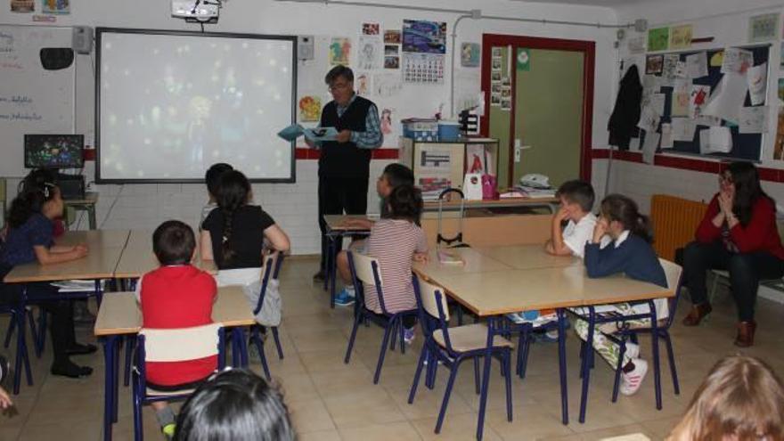 Lectura del cuento «El Reino de Tierra Mágica» en el colegio Candalix de Elche