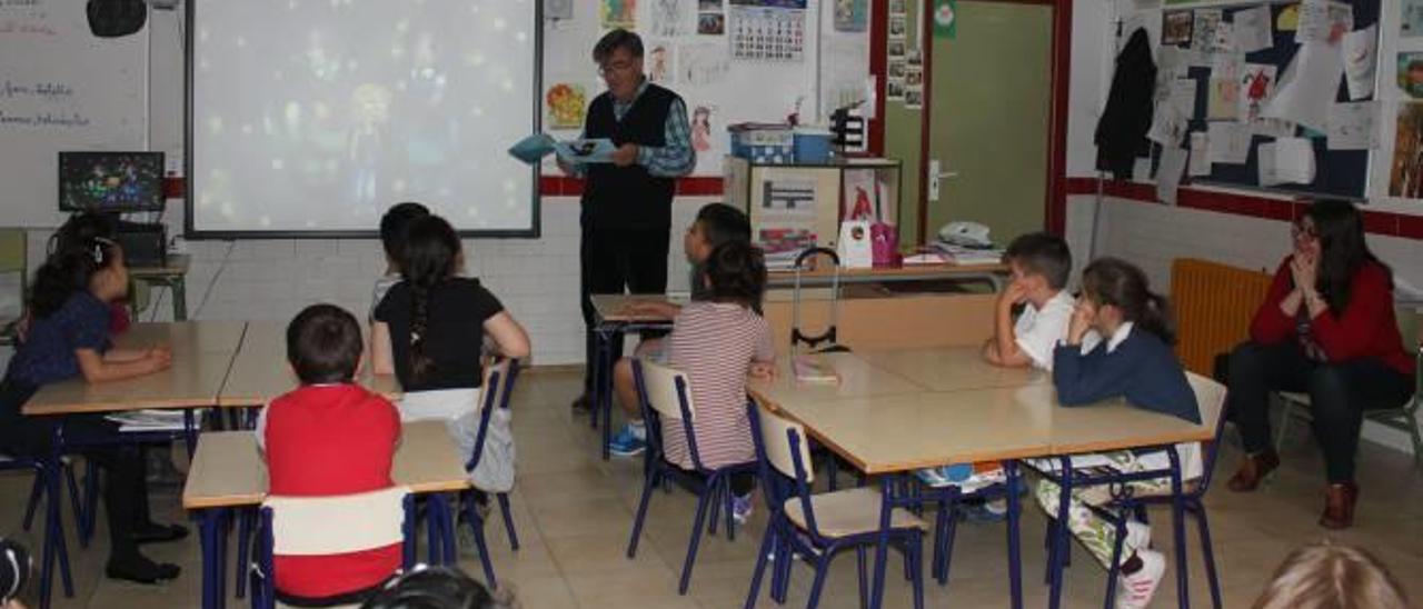 Lectura del cuento «El Reino de Tierra Mágica» en el colegio Candalix de Elche