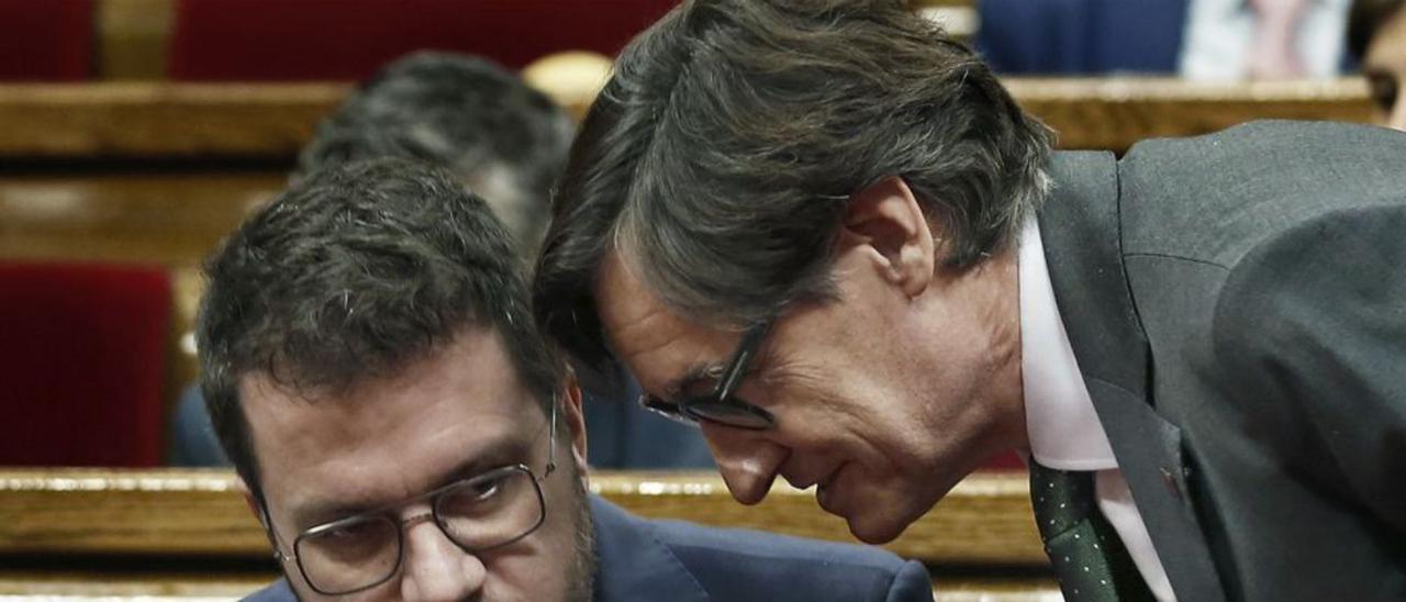 Pere Aragonès i Salvador Illa, al Parlament dimecres passat.  | ANDREU DALMAU / EFE
