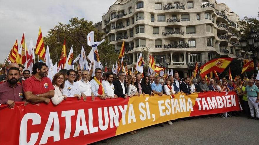 Miles de personas se manifiestan en Barcelona en contra de la independencia