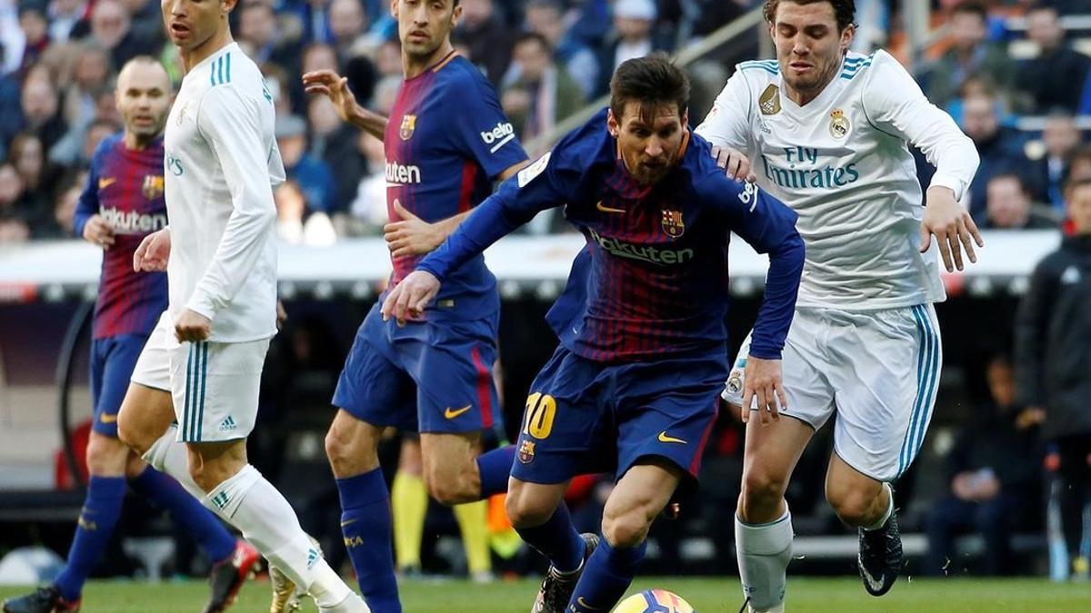 Kovacic persigue a Messi durante el primer tiempo del clásico