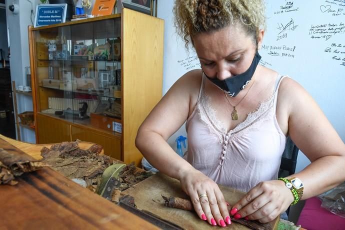 27-08-20  LAS PALMAS DE GRAN CANARIA. SCHAMANN. LAS PALMAS DE GRAN CANARIA.  Reportaje al único taller de puros artesanos que hay en la capital. El taller se llama Doble M y lo lleva Mercedes Martínez, ella es cubana y trae las hojas de tabaco desde la isla caribeña, todo lo hace a mano.  Fotos: Juan Castro.  | 27/08/2020 | Fotógrafo: Juan Carlos Castro