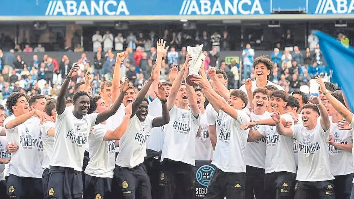 Homenaje y trofeo para el Fabril antes del inicio del Deportivo-Mirandés