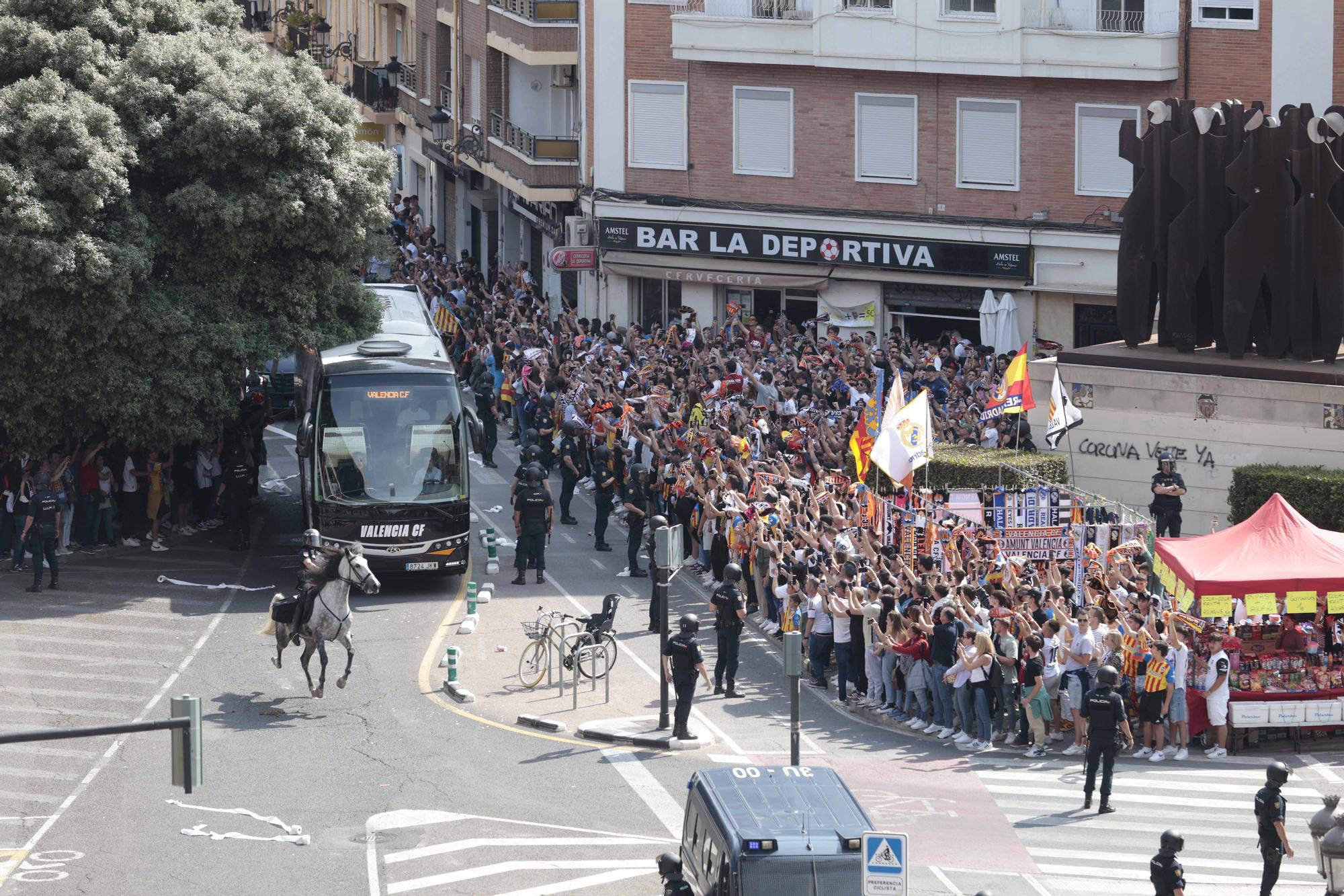 Ambientazo en la llegada de los equipos