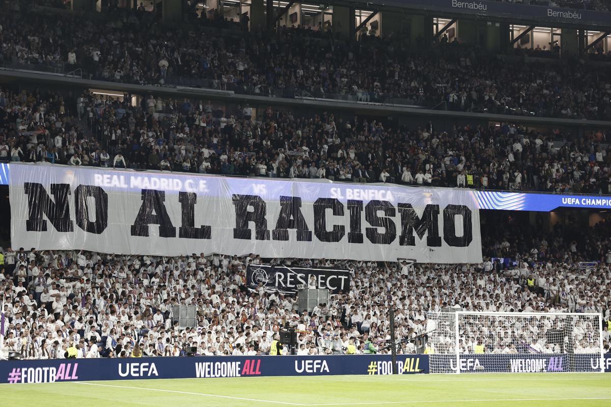 Aficionados del Real Madrid despliegan una pancarta con el lema ´No al racismo'.
