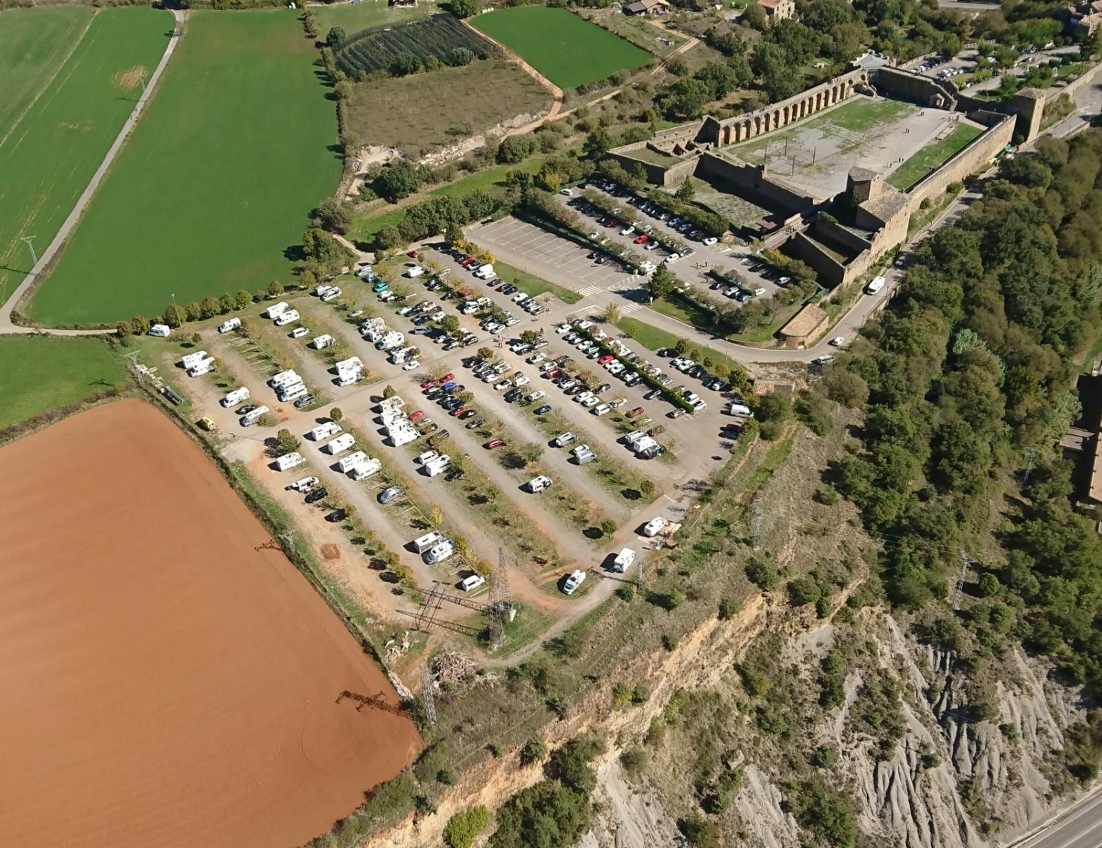 El parquin de autocaravanas de Aínsa es muy frecuentado todo el año.