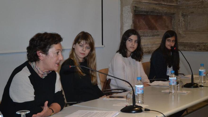 Miriam Reyes, segunda por la izquierda, durante el encuentro literario