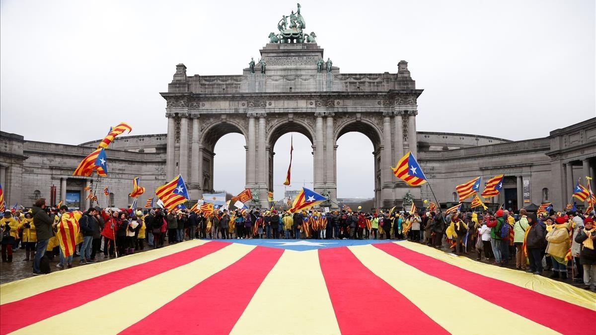 Una senyera gigante presente en la manifestación de Bruselas.