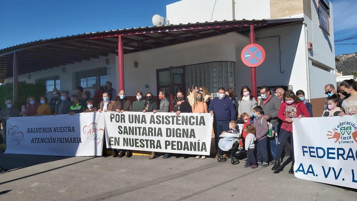 Vecinos de La Hoya se concentraron ayer a las puertas del consultorio para que un pediatra preste servicio todos los días de la semana.