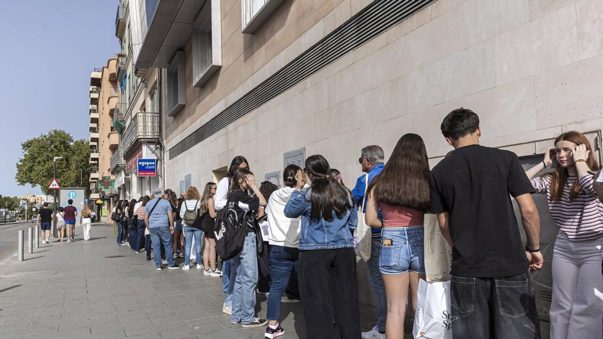 Largas colas en Palma para la firma de la última novela de Joana Marcús