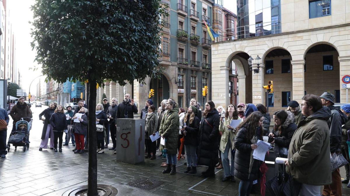 A la izquierda, David Alonso, explicando las características de la fachada del hotel Modêrne, en una ruta guiada por Gijón