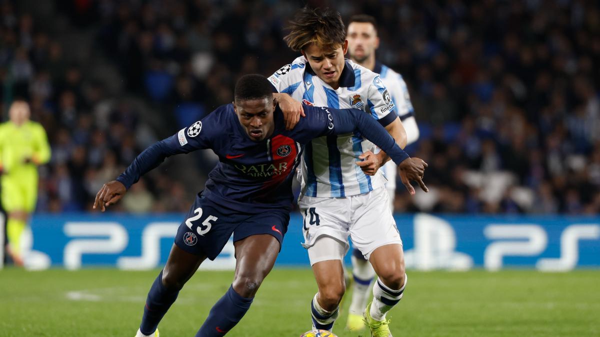 Nuno Mendes, disputando un balón con Take Kubo en la vuelta de los octavos de Champions contra la Real Sociedad