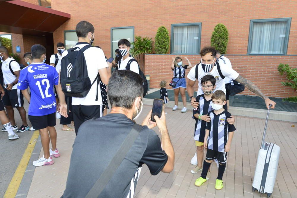 Llegada de los jugadores del FC Cartagena a la ciudad portuaria