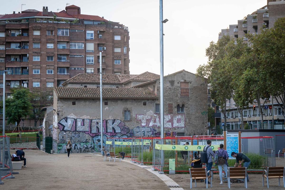 Barcelona, 17/10/2025 Barcelona. Fotos (posible fotogalería o vídeo) de cómo han quedado los Jardines de la Torre del Fang una vez urbanizados por Adif, después de años de degradación. Palabras clave: Torre del Fang, jardines, Adif, urbanización, Barcelona, espacio público, rehabilitación, degradación urbana, renovación, infraestructura ferroviaria, patrimonio histórico, recuperación urbana. AUTOR: MANU MITRU