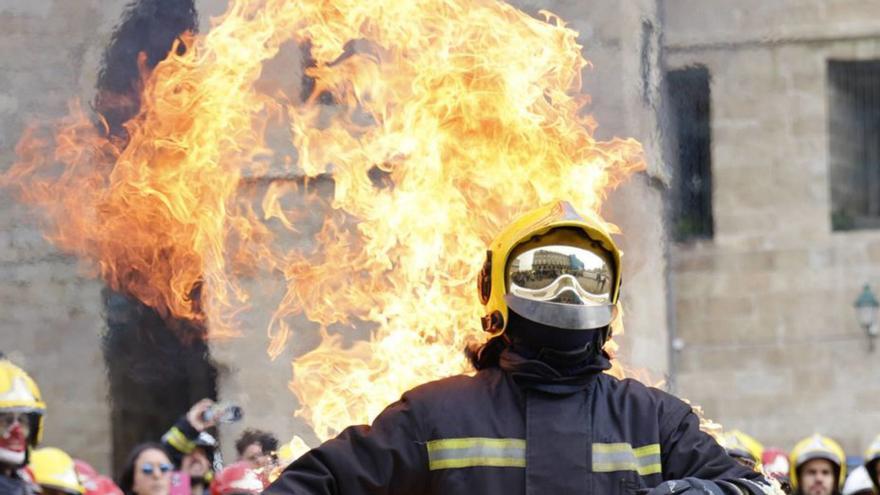 Un bombero comarcal, durante una protesta. |   // JESÚS PRIETO