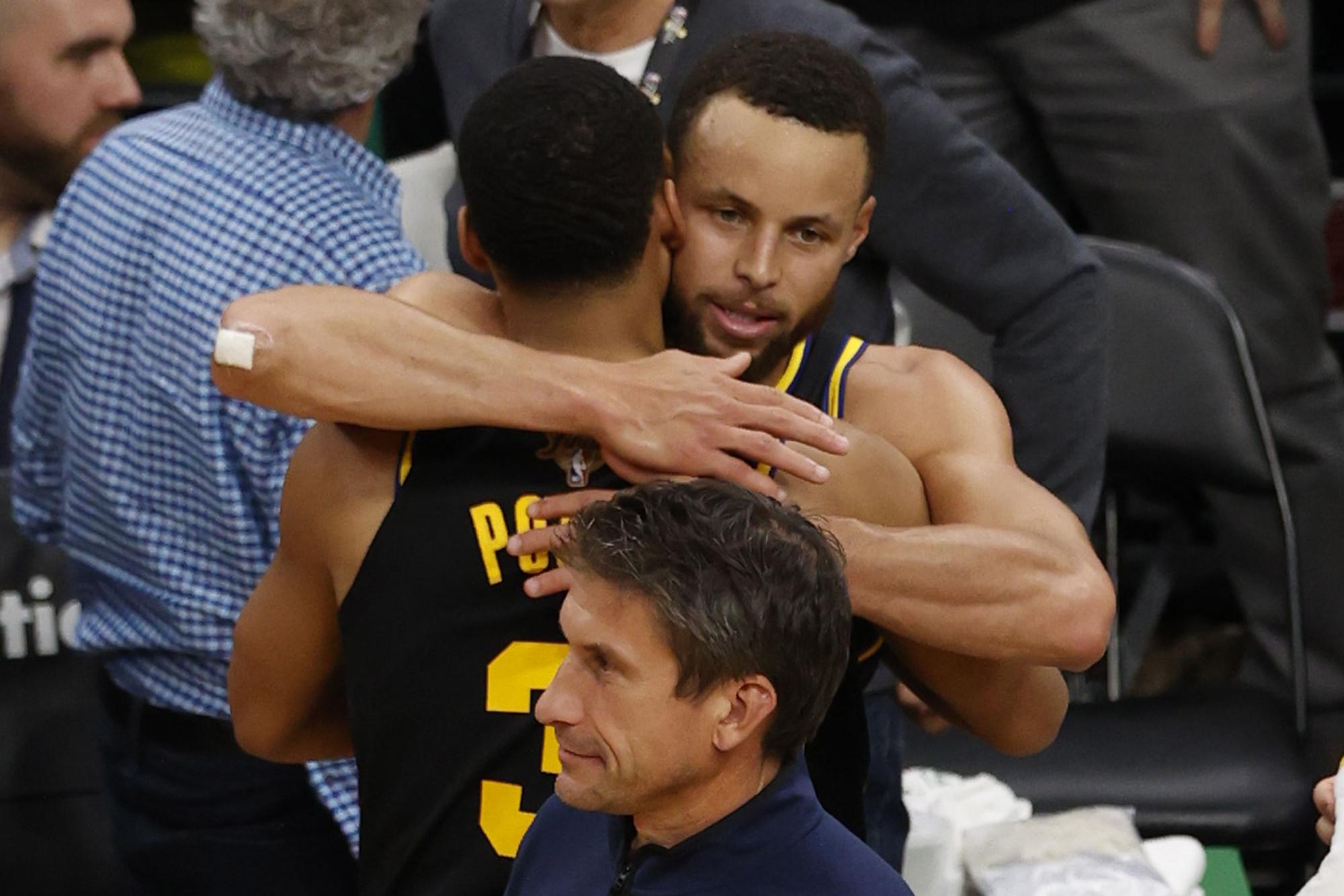 Stephen Curry abraza a su compañero durante el partido