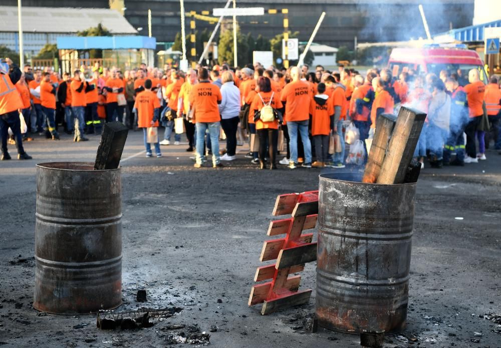 Marcha solidaria de trabajadores de Alcoa hasta el Banco de Alimentos