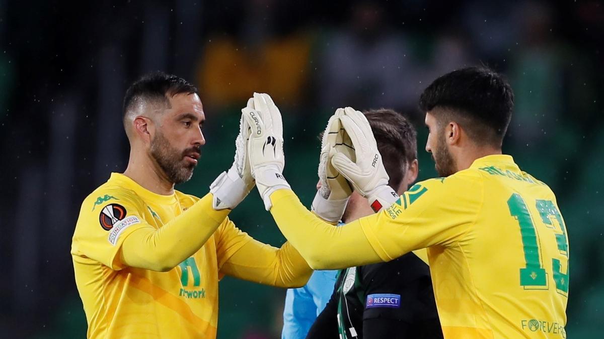 Claudio Bravo pidió el cambio al sentir una molestia y fue sustituido por el portugués Rui Silva.